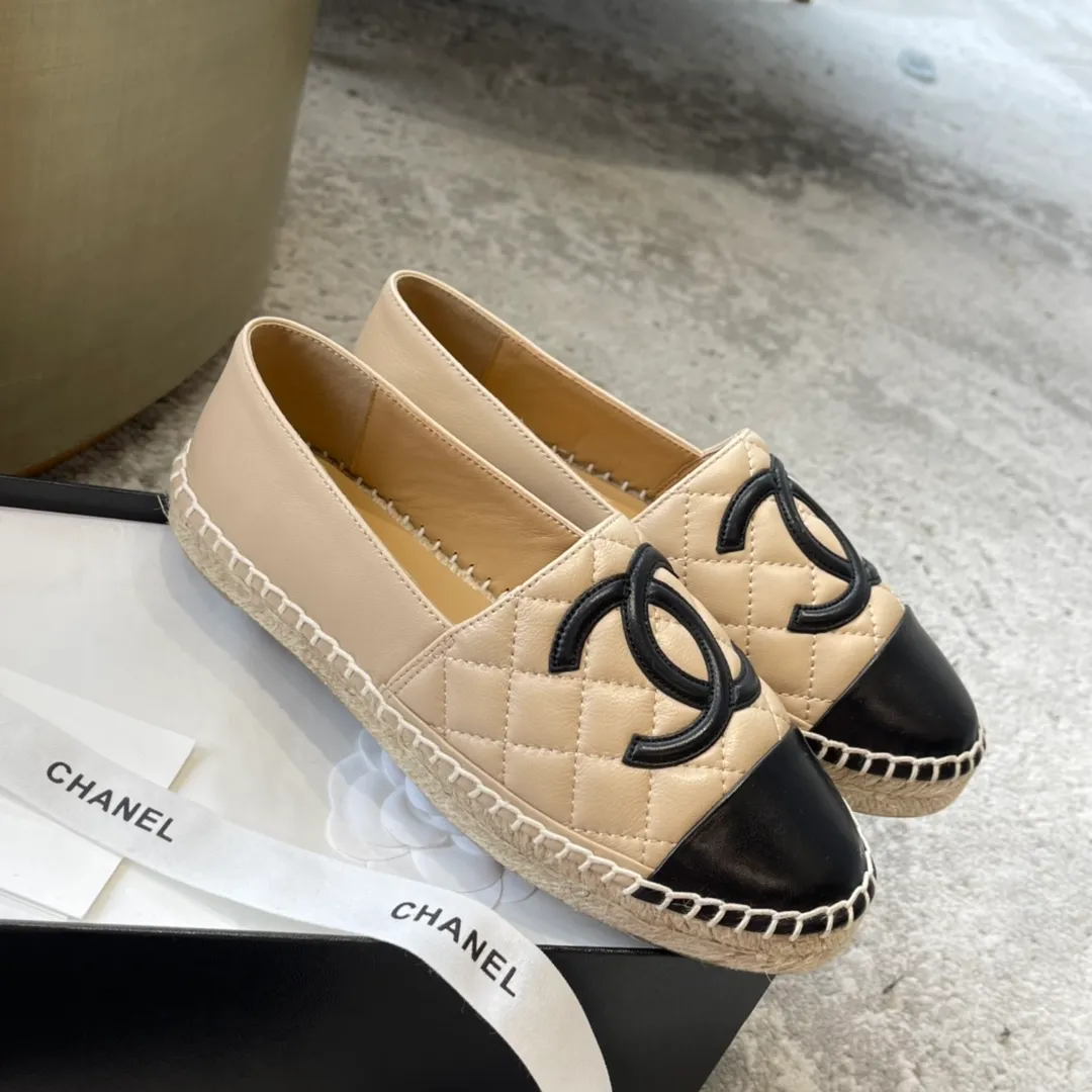👟👟Ex-factory price 440👟👟 Chanel’s full range of classic fisherman shoes, the original version is reproduced with zero dead ends, and the details are exquisite and high-end‼ ️ 1️⃣Material: The upper/inner is made of first-layer sheepskin (the fabric is soft and becomes softer), and the vintage cloth is mixed with special materials... 2️⃣Natural hemp rope with a transparent vulcanized sole, which is wear-resistant and not easy to deglue and come off the sole, and the foot is absolutely comfortable... 3️⃣Original steel-stamped foot pads, cloth color matching, leather color matching, patent leather surface, rhombus surface, regular size 35-40 (34.41.42 customized)